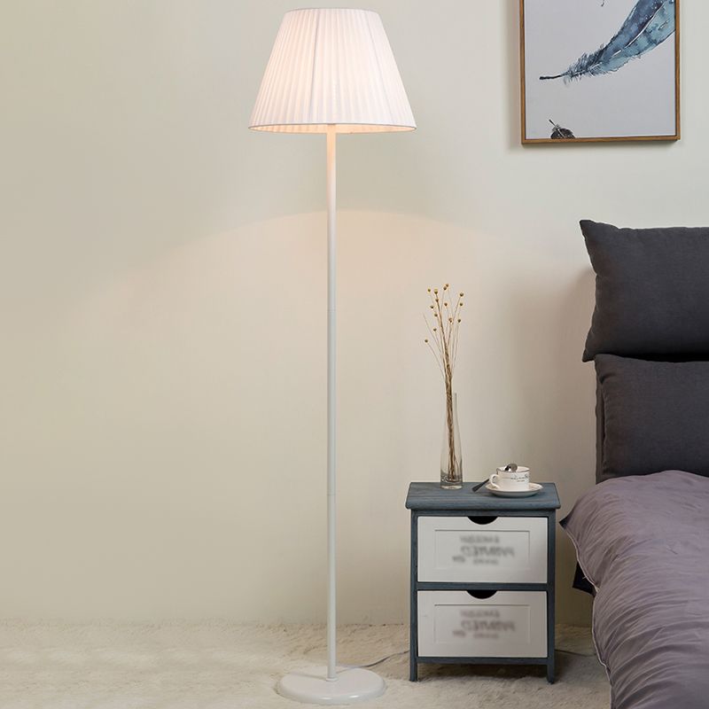 Luz de piso de lámpara de lámpara simple moderna con bulbo de macarrón con sombra de tela para dormitorio