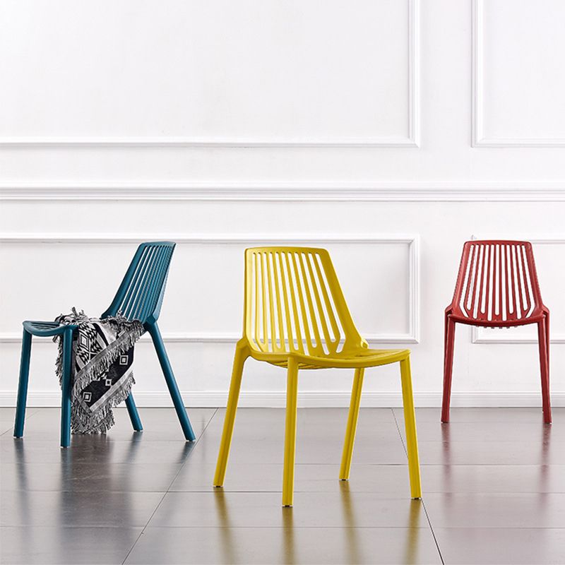 Chaise latérale en plastique contemporaine de restaurant finition mate chaise de salle à manger arrière à lattes