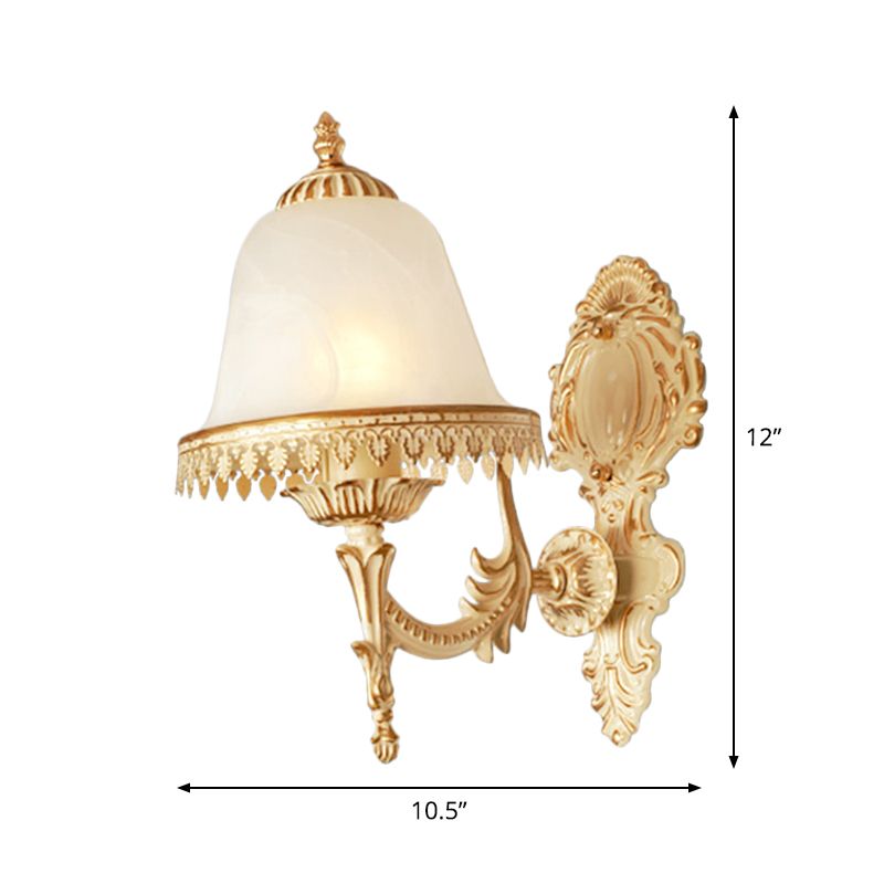 Ferme de lampe murale de cloche beige Ferme Verre opale 1-Light Bedroom Gince Light avec garniture sculptée