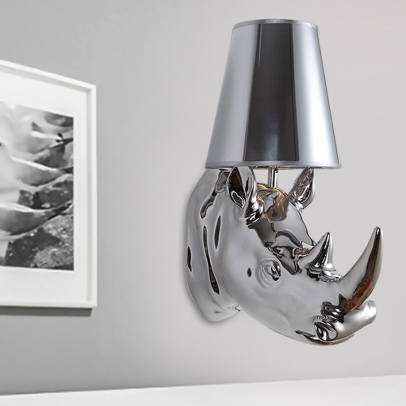 Resina argento/oro lampada scontata di rhinoceros illuminazione a parete rustica montata a 1 luce per camera da letto con tonalità in tessuto cono