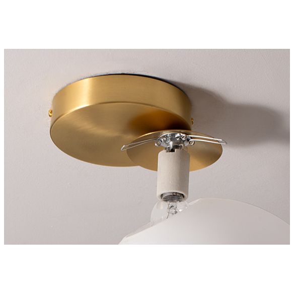 Moderne Goldmetall -Halbflush -Halterung hell weißer Globus Glasdecke Flush Mount für Schlafzimmer