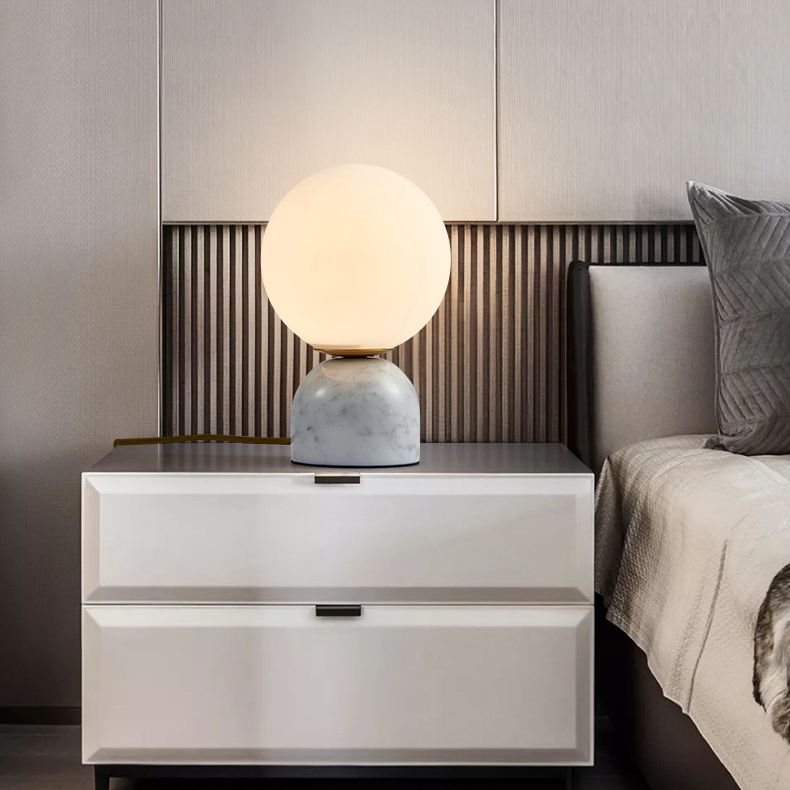 Lámpara de mesa de globo de vidrio en el estilo artístico moderno Luz de mesa de mármol para el dormitorio