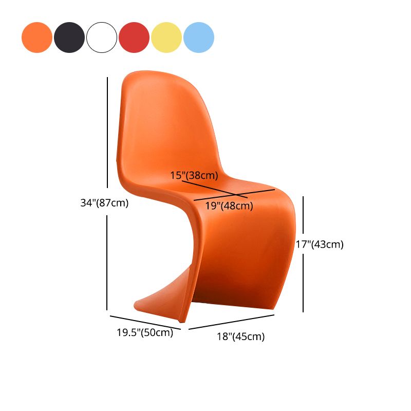 Sedie da pranzo senza bracciolo in plastica in plastica in stile scandinavo.