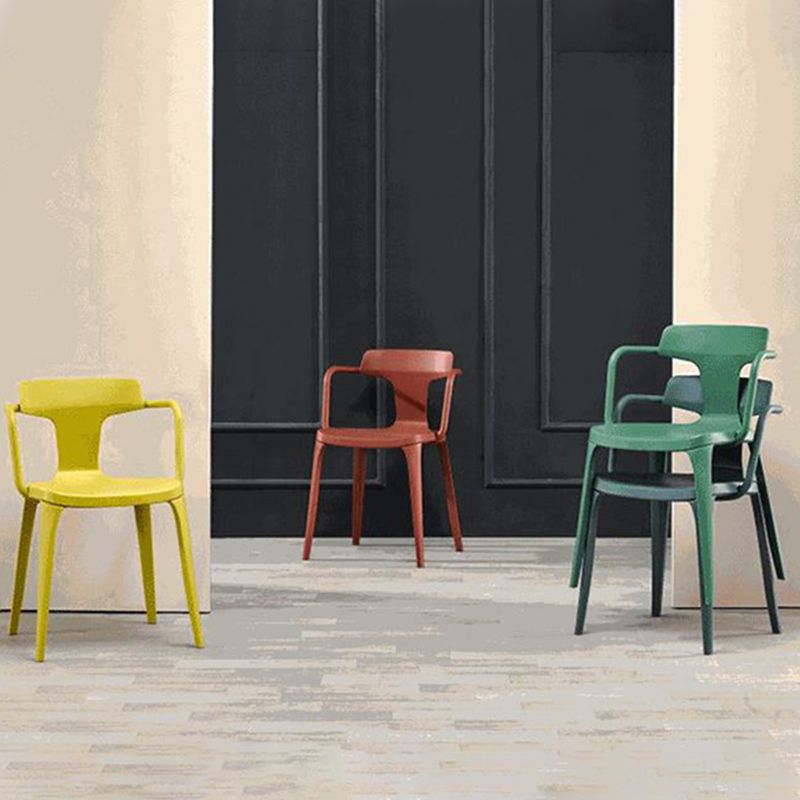 Chaise de bras à la maison contemporaine dos en plastique en plastique empilable chaise de salle à manger empilable