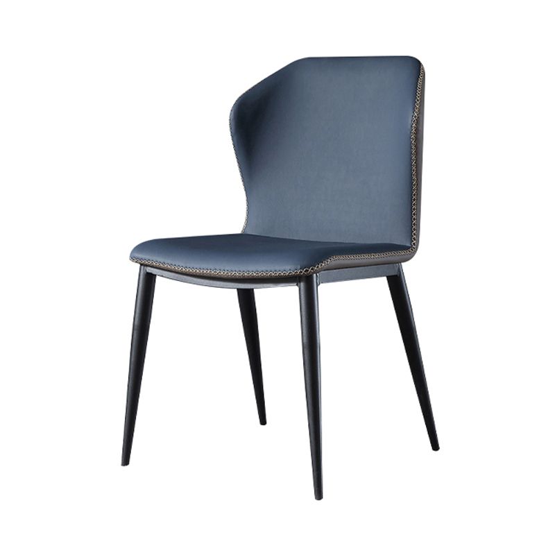 Silla lateral contemporánea con respaldo de orejas Silla sin brazos curvada de cuero con acabado mate