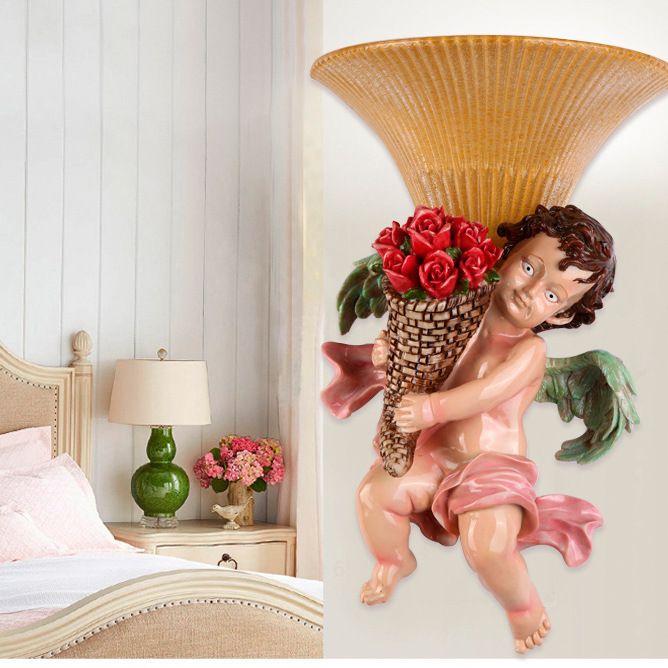 1 tête d'écran de tête garçon traditionnel tenant un éclairage mural mural en résine rose avec une nuance en verre cannelé effilée en jaune