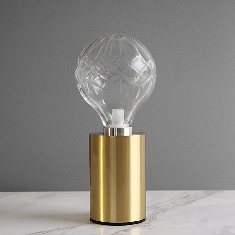 Lámpara de mesa de noche de cristal transparente moderna con luz LED esférica en color dorado con base de metal