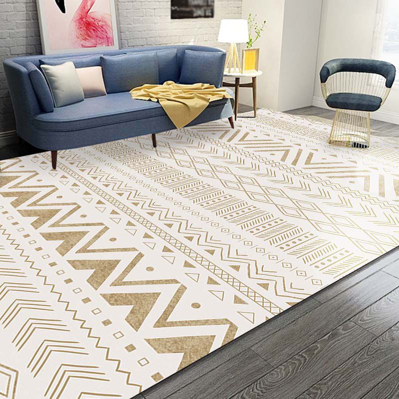 Tapis à imprimé tribal de ton blanc