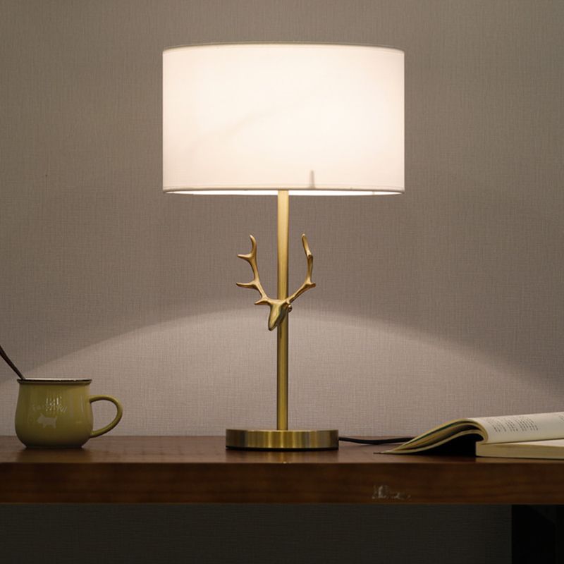 Lámpara de escritorio cilíndrica de tela, lámpara de mesa de noche blanca modernista de 1 bombilla con alce de metal dorado