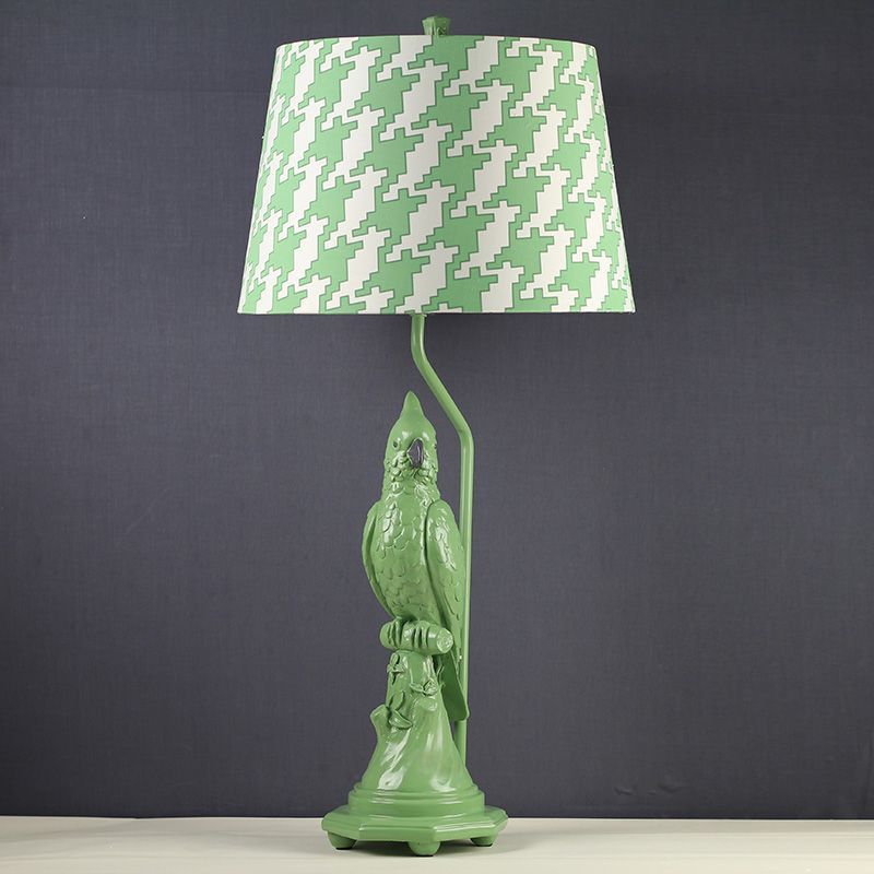 Lámpara de escritorio LED modernista con pantalla de tela, lámpara de escritorio pequeña de cono verde/blanco con base de pájaro