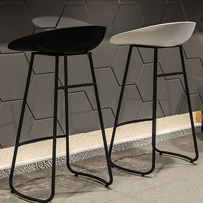 Modern Armless Backrest Counter Stool Iron Dessert Shop Bar Stool with Plastic Seat