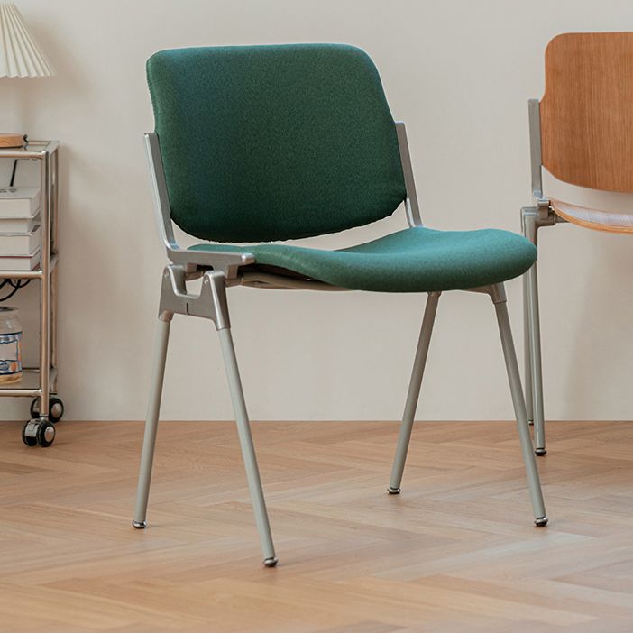 Silla de comedor estilo moderno sin brazos con respaldo abierto y patas de metal