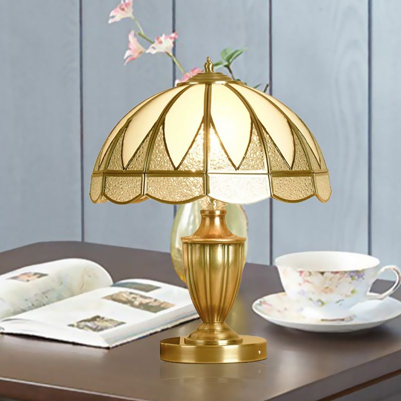 Goud 1 koptafel licht koloniaal beige en matglazen koepel 12 "/16" brede nachtkastje lamp voor het bed