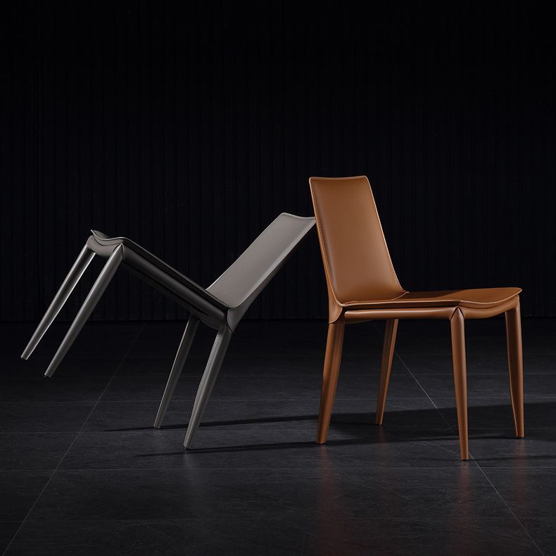 Silla lateral curvada de cuero contemporánea Silla Parsons con acabado mate