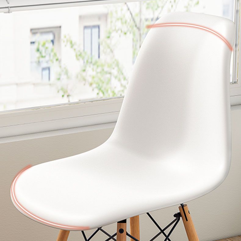 Sedia laterale per interni in legno moderno contemporaneo.
