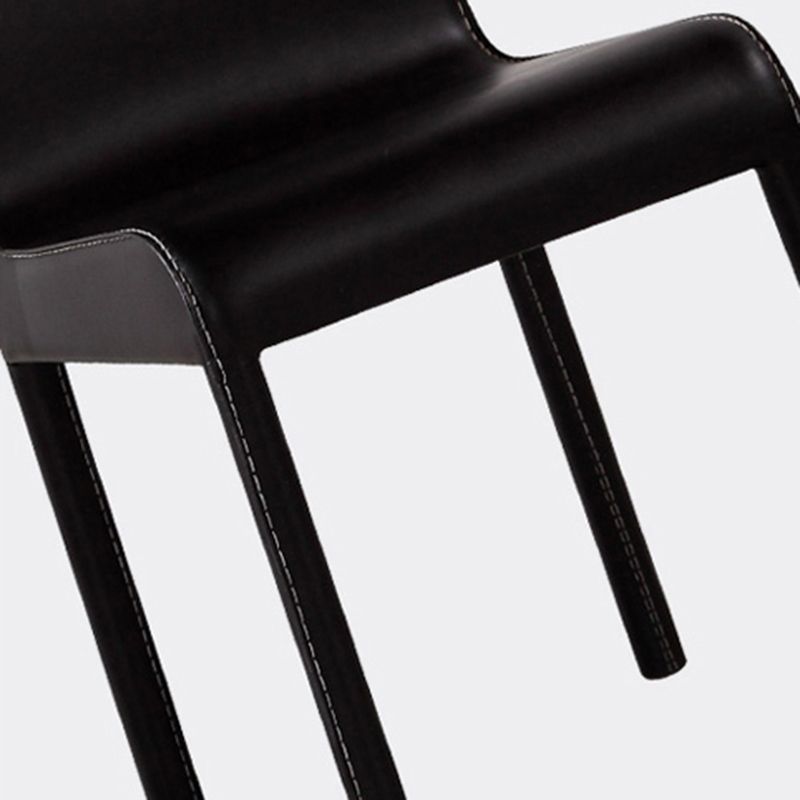 Chaises de salle à manger en cuir de style contemporain.