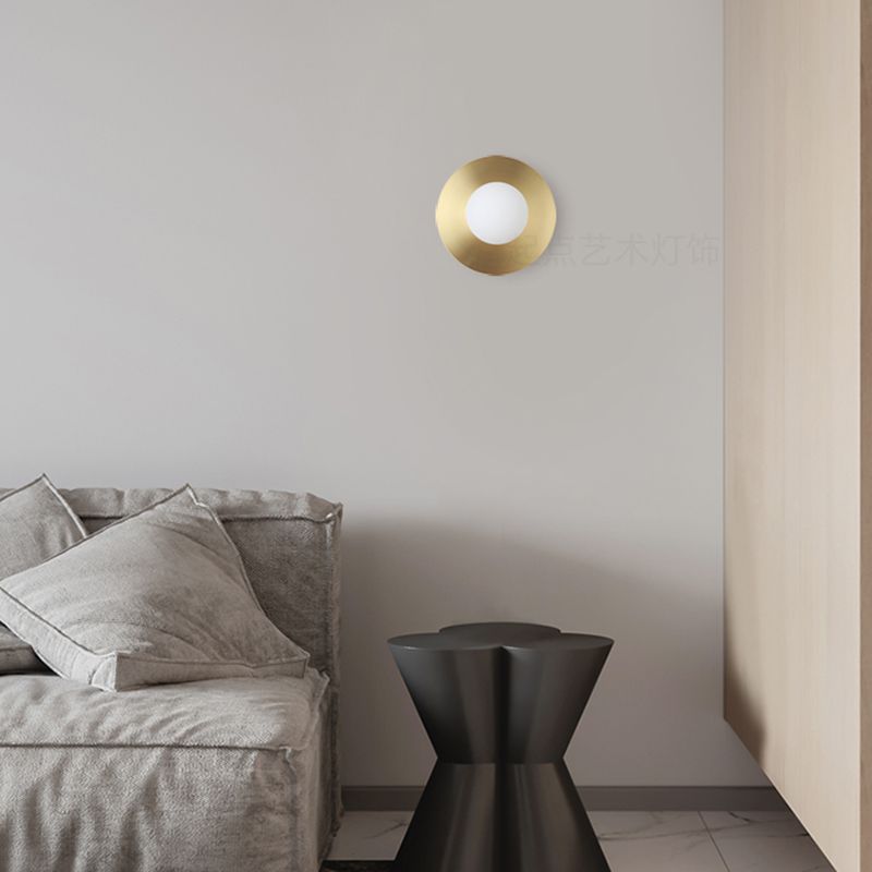Metalen wereldwand sconce enkele bol hedendaagse stijl wandlamp voor slaapkamer