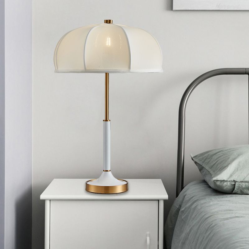 Lampada da scrivania a lampadina singola dorata Lampada da lettura notturna con ombrello in tessuto tradizionale per soggiorno