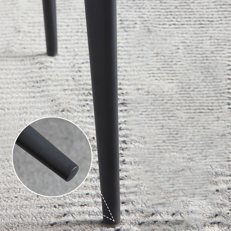 El comedor contemporáneo preside la butaca curvada de cuero mate de Parsons