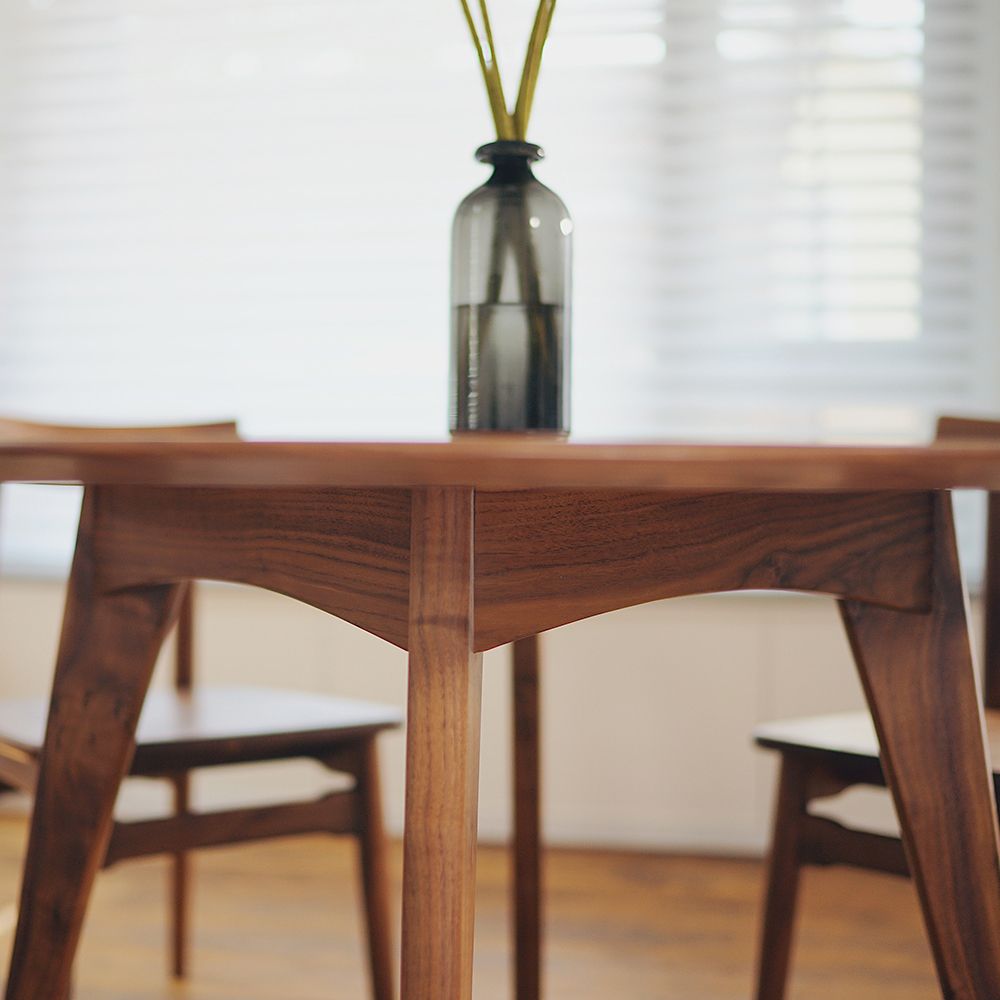 Simplicity Style Round Dining Table Solid Wood Dinner Table with 4 Legs