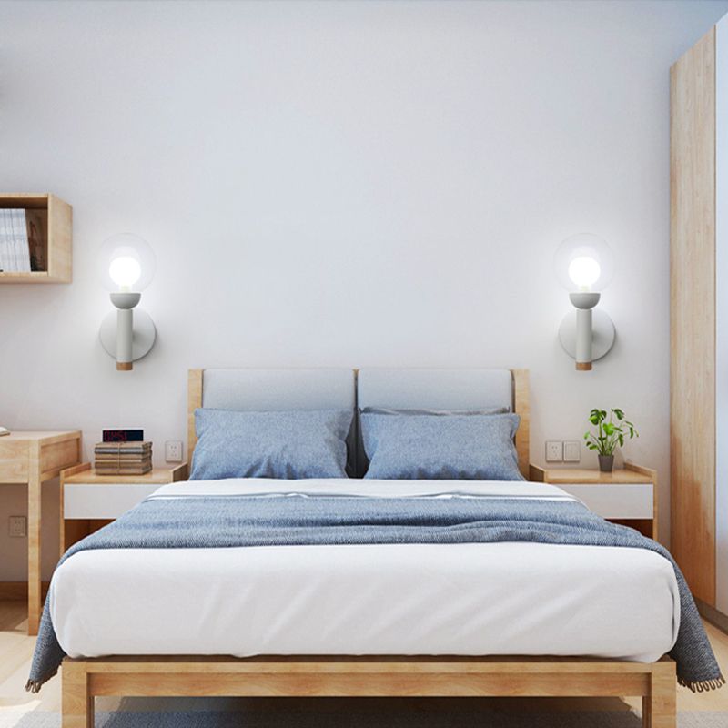 Bewaffnete Wandlampe Modernismus Metall 1 Glühbirnenleuchte Leuchte in Weiß mit KOME Clear Glass Shade