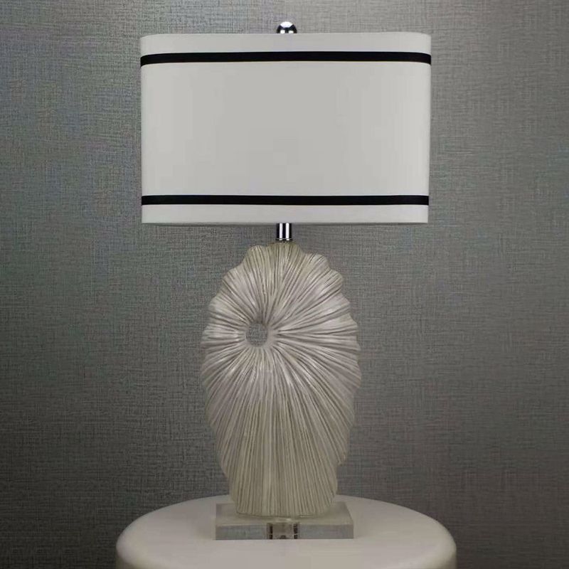 Lampada da tavolo in tessuto bianco-nero con paralume rettangolare a 1 testa Lampada da tavolo in stile anticato con base in porcellana conchiglia