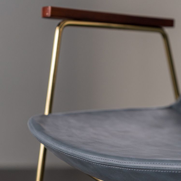 Silla auxiliar de comedor con respaldo sólido de diseño escandinavo Silla auxiliar de comedor de cuero