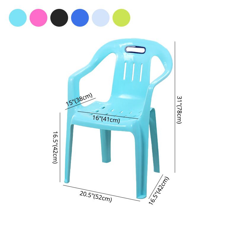 El plástico moderno que cena el brazo preside los sillones apilables caseros del listón que cenan
