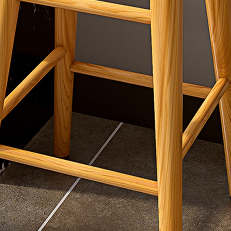 Taburete de bar contemporáneo, asiento contorneado sin respaldo, taburete de bar de madera con reposapiés
