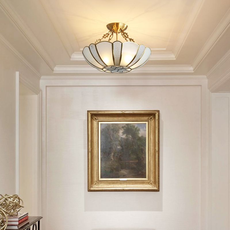 Messing mandvormige kroonluchter koloniale stijl getextureerd wit glas 4-licht eetkamer hanglampje
