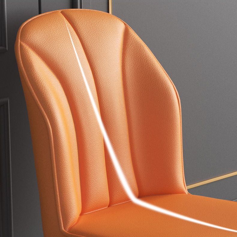 La salle à manger contemporaine en métal préside les chaises latérales à oreilles de finition métallique