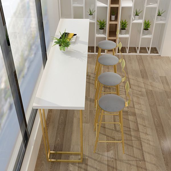 Mesa de barra de barra de estilo nórdico mesa de pub de pino con base de oro para comedor