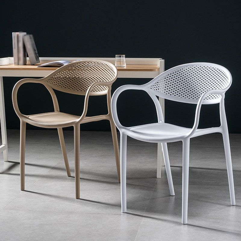 Chaises contemporaines avec bras de salle à manger, chaise latérale en plastique à dossier ouvert pour la cuisine