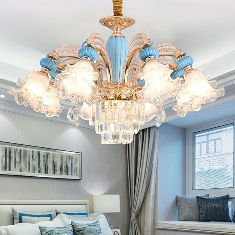 Chandelier floral blanc givré chambre à coucher antiquée