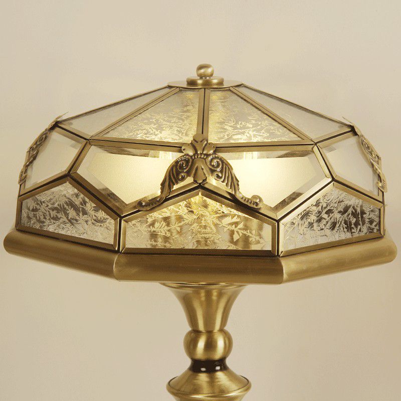 Lampada da tavolo classica con paralume a ciotola Lampada da notte con pannelli in vetro satinato a 3 luci in ottone per camera da letto
