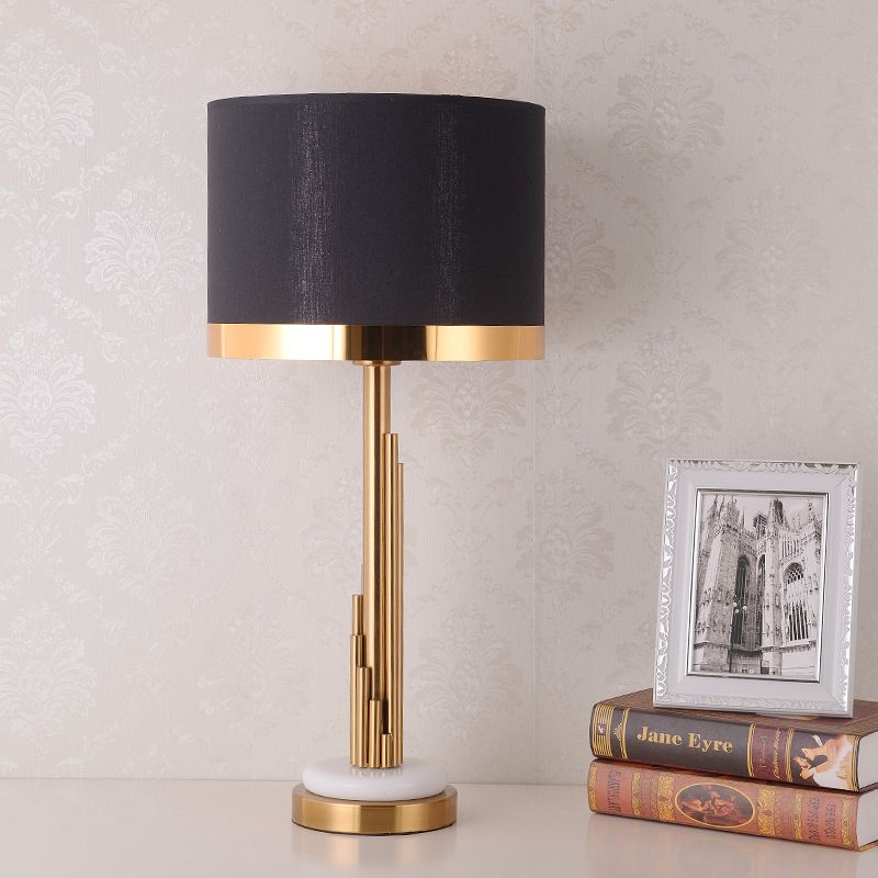 Éclairage de tâche de bulbe contemporain 1 lampe de table de nuit cylindrique en or avec une teinte en tissu noir
