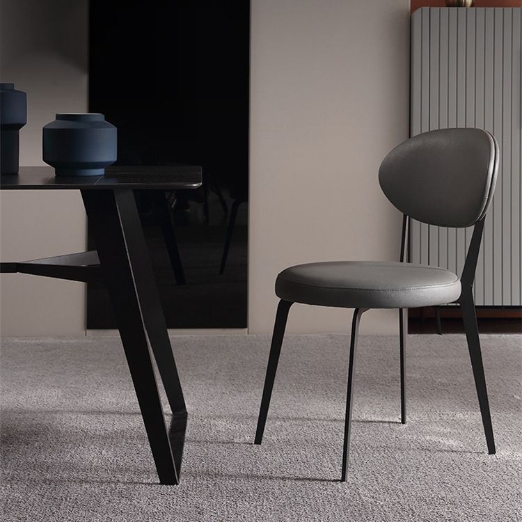 Restaurante contemporáneo Silla lateral de cuero Silla de comedor con respaldo abierto y patas negras