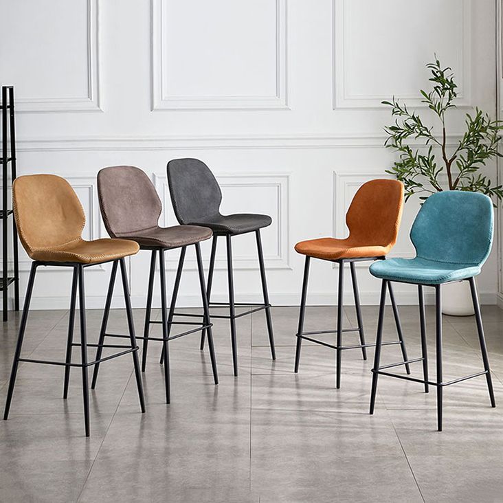 Taburete de bar de cuero moderno para interiores, taburete bajo con respaldo sin brazos y patas de acero
