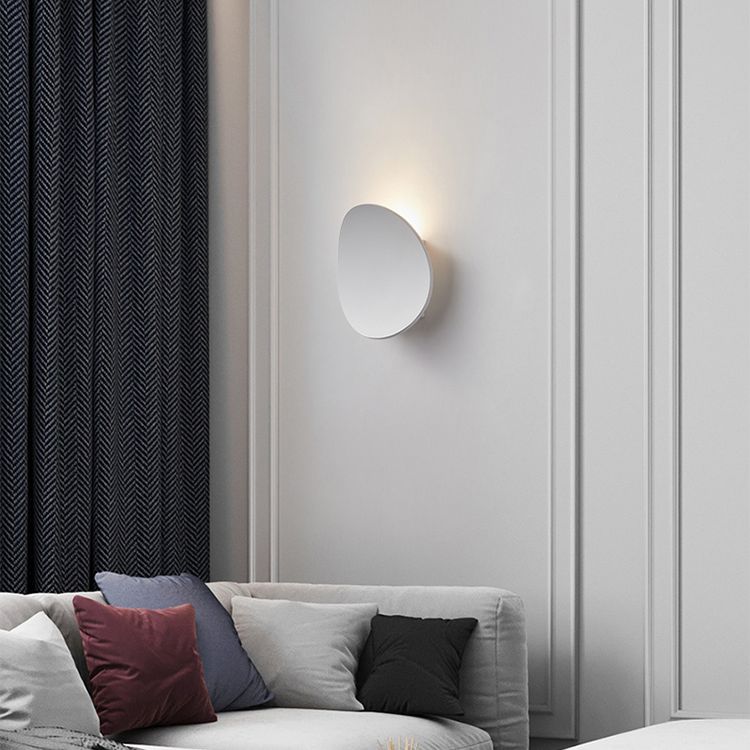 1-Light Wall Mounted Light Modern Style Bend Aluminum Wall Sconce Lamp in Black and White