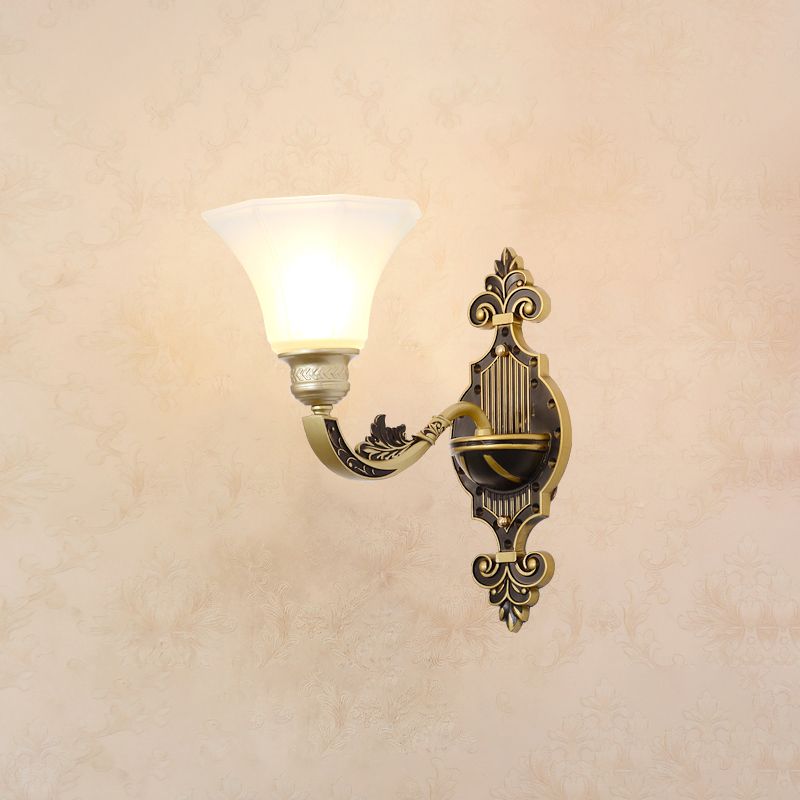 Wandverlichting SCONCE klassiek gesneden arm metalen wandmontage licht met witte glazen schaduw