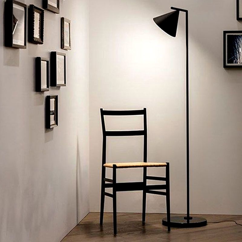 Sombra cónica Luz de piso de pie de metal simple 1 Lámpara de pie de acabado negro/dorado con brazo de ángulo recto