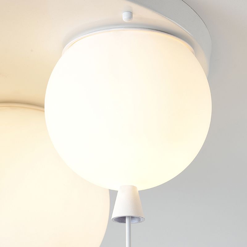 Ronde plafondlamp voor kinderkamer met hangende cartoon-astronaut, matte acryl lampenkap, inbouwlamp