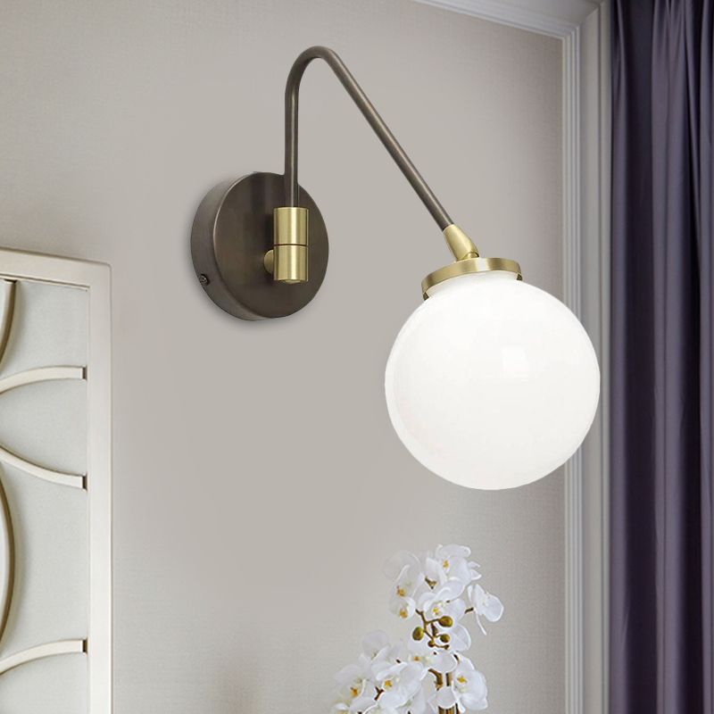 Minimalismus Orb Weißglas Wandleuchte 1 Kopfleuchte Leuchte mit schwarz-goldenem Winkelarm