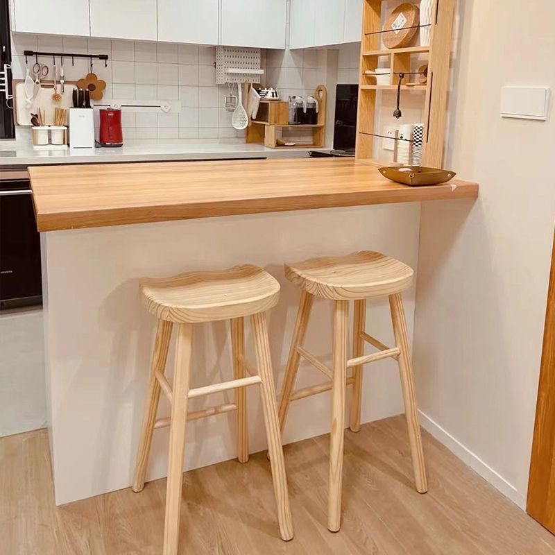 Zeitgenössischer Barhocker aus massivem Holz für den Innenbereich mit Sitz und Fußstütze aus Holz