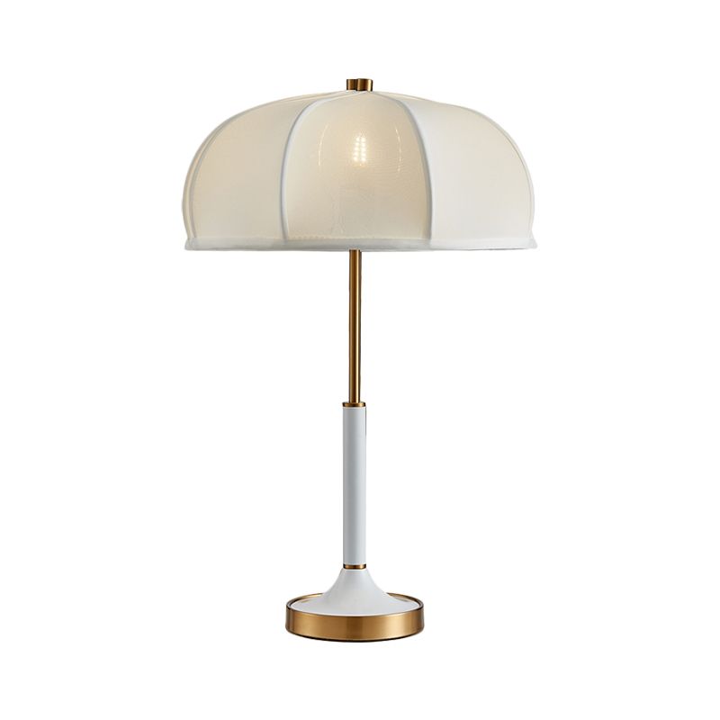 Lampada da scrivania a lampadina singola dorata Lampada da lettura notturna con ombrello in tessuto tradizionale per soggiorno