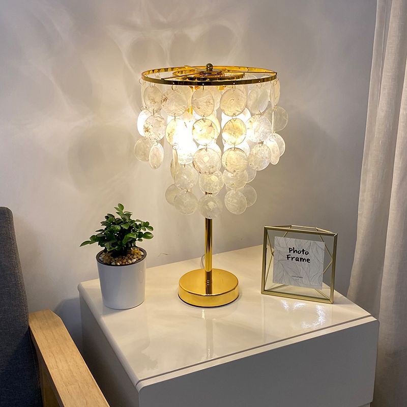 Trapsgewijze schaaltafellicht postmodern 1 kop witte nachtkastje lamp met gouden staafarm