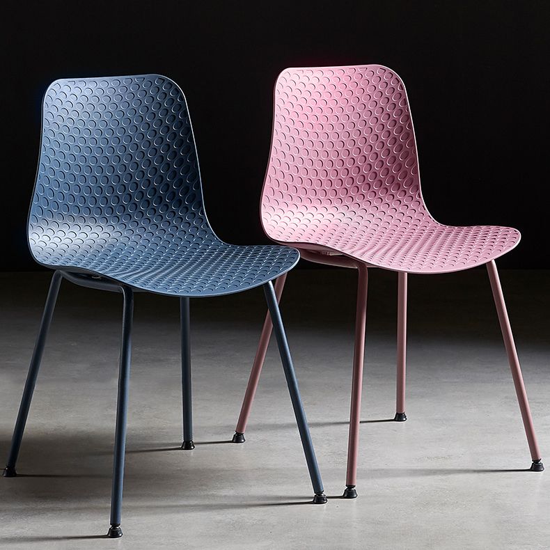 La salle à manger contemporaine en métal préside la chaise sans bras de salle à manger en plastique pour l'usage de restaurant