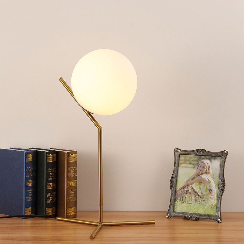 Lámpara de mesa de globo de vidrio blanco estilo Nordic Simplicity Fexting de iluminación de dormitorio en oro electrochado
