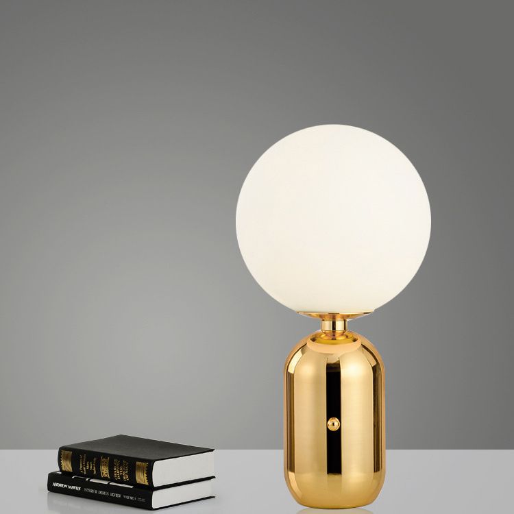 Lampada da tavolo globo in vetro bianco latte Lampada da comodino modernista in oro a 1 luce per comodino