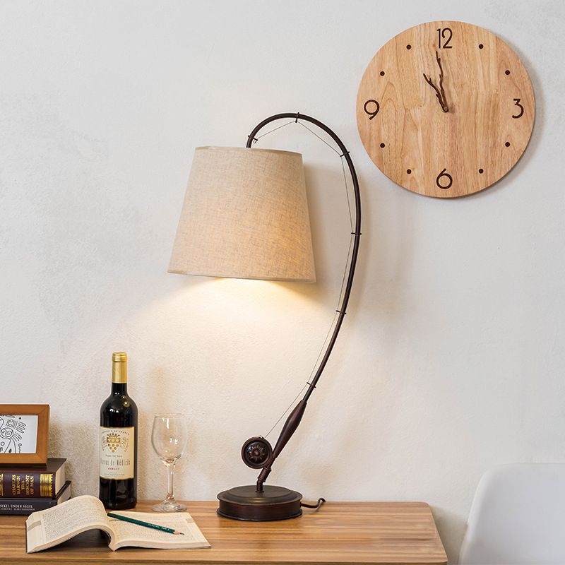 Lampada da tavolo da pesca marrone Tessuto tradizionale 1 camera da letto leggera Lampada da tavolo
